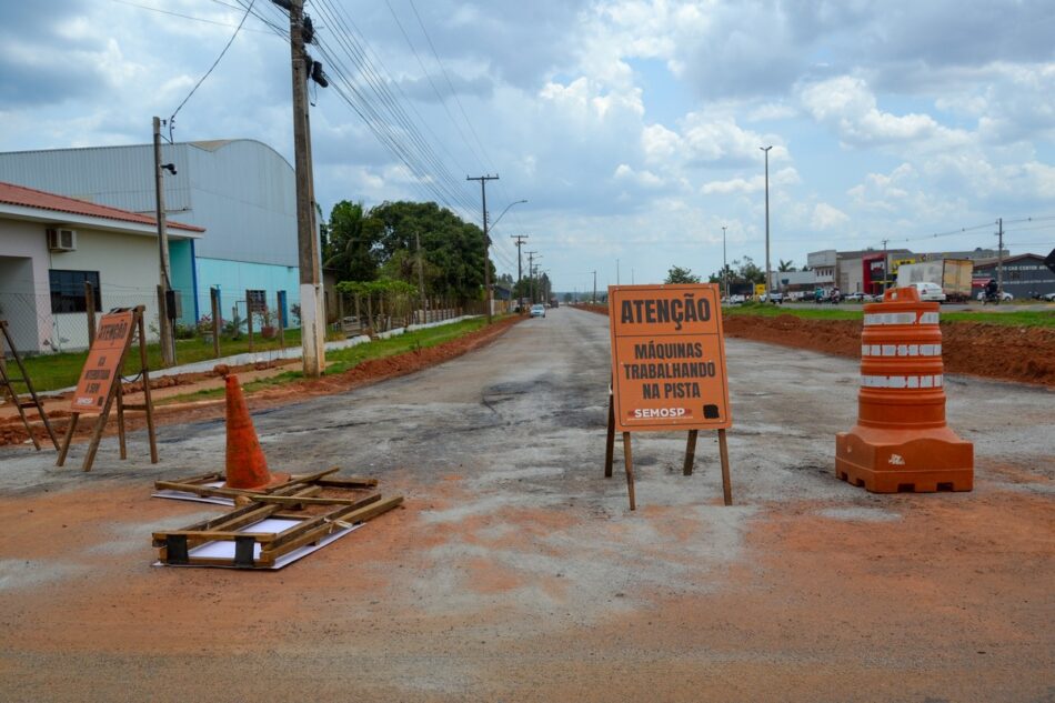 Infraestrutura: Com recurso próprio, obras de pavimentação da via lateral da BR 174 avançam - Folha de Vilhena