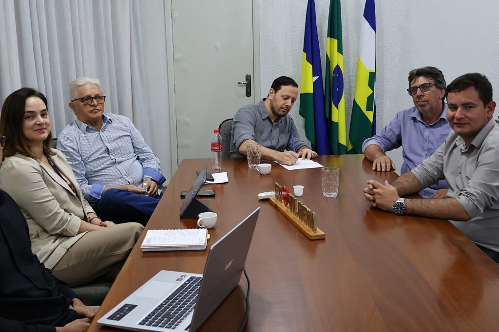Prefeito anuncia bonificação extraordinária de R$ 1 mil para servidores de Vilhena