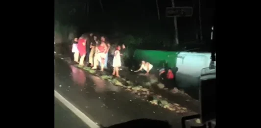 Micro-ônibus com fiéis bate em motocicleta e cai na ribanceira na BR-364 próximo à unidade operacional da PRF em Ji-Paraná, RO, uma pessoa morreu