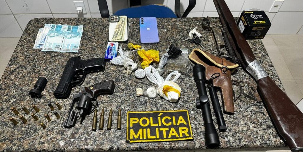 Polícia recupera motocicleta furtada e apreende armas, munições e drogas em operação conjunta