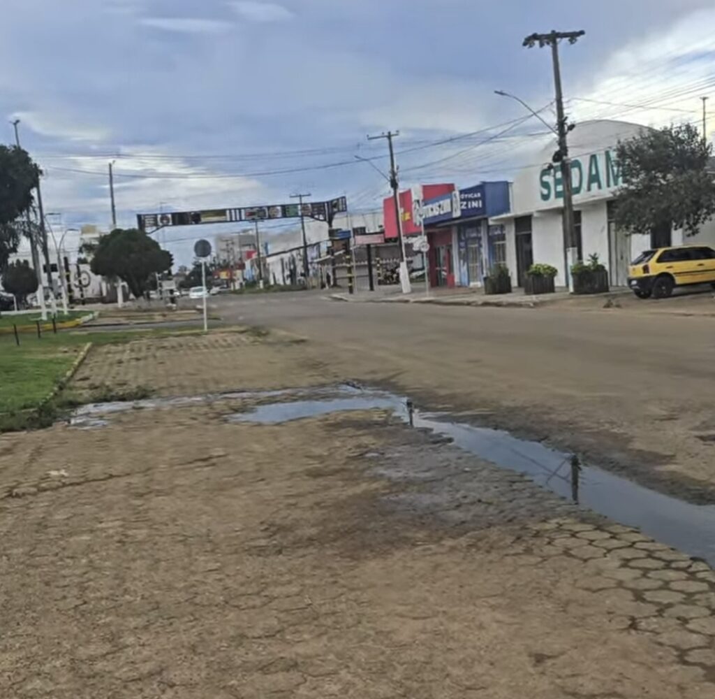 Vídeo de empresário mostra fossas transbordando em frente ao Hospital Regional e levanta questionamentos em Vilhena