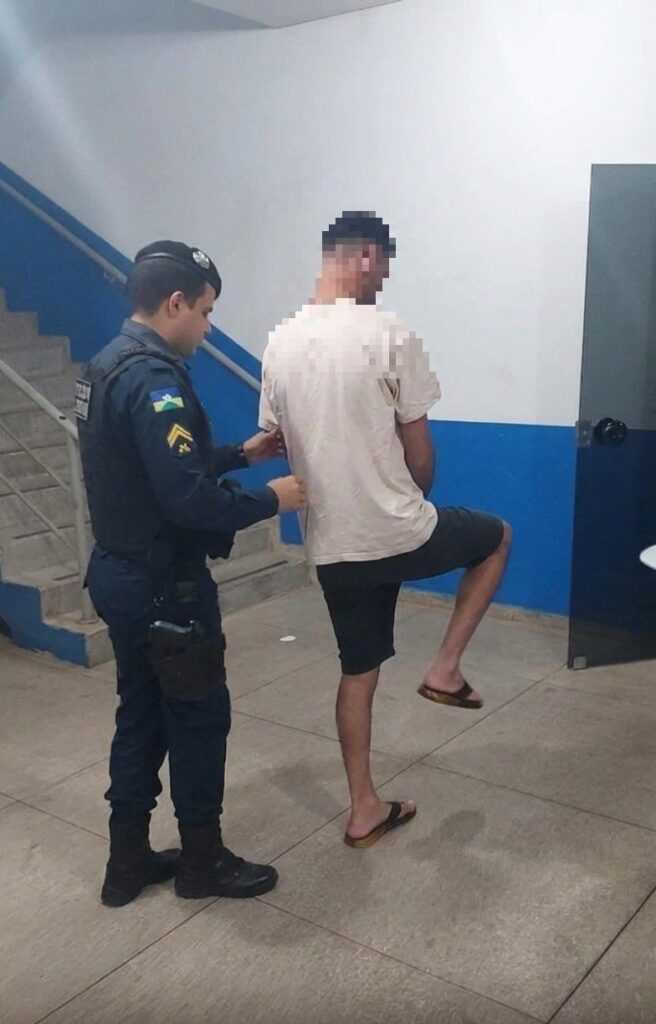 Com sinais de embriaguez, homem é preso pela PM após colidir em uma árvore