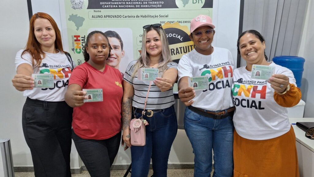 Contempladas do programa CNH Social em Ariquemes e Ji-Paraná recebem do governo de RO as novas permissões para dirigir