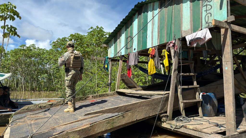 PF explode e afunda dragas em operação contra garimpo ilegal no rio Madeira