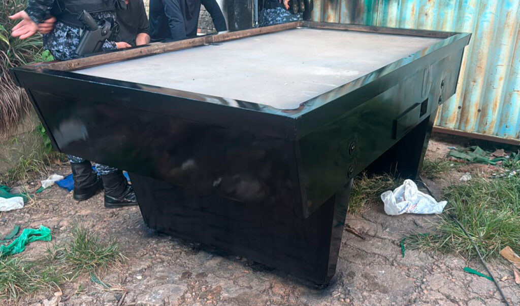 PM recupera mesa de sinuca furtada e conduz suspeitos