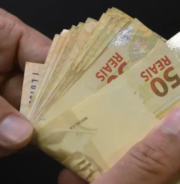 Trabalhadores nascidos em setembro e outubro recebem abono salarial