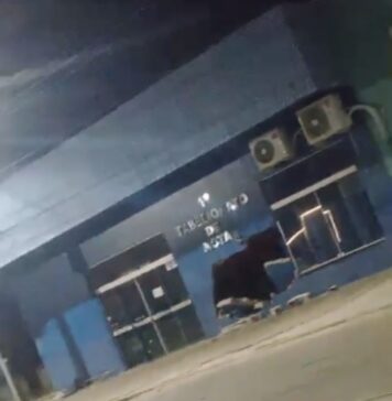 Caminhonete conduzida por casal invade calçada e atinge cartório em Vilhena