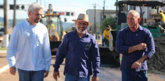 Ezequiel Neiva garante recurso para modernizar escolas municipais de Cerejeiras com lousas digitais e chromebooks