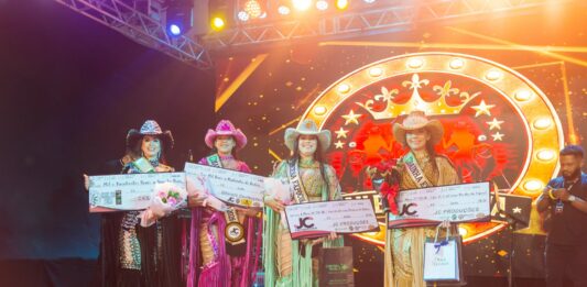 Gaby Fernandes é eleita Rainha da Expocol 2026 durante baile que lotou o Parque de Exposições em Colorado do Oeste