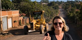 Conquista de Amanda Areval, asfalto fresado da Av. Jamari até o futuro viveiro municipal é aplicado em benefício de centenas de moradores