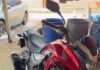 Criminosos armados invadem residência, mantêm família sob ameaça e roubam motocicleta