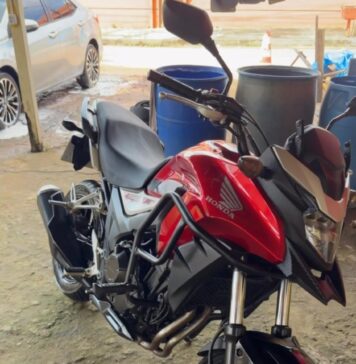 Criminosos armados invadem residência, mantêm família sob ameaça e roubam motocicleta