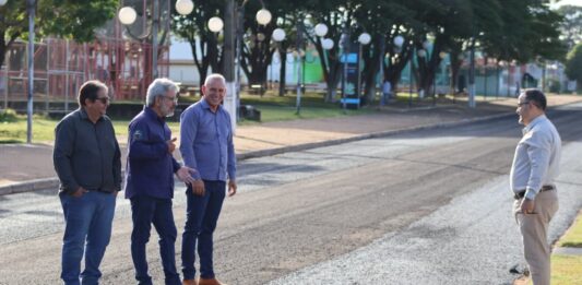 Com investimento histórico em infraestrutura, Ezequiel Neiva acompanha obras de microrrevestimento em Cerejeiras