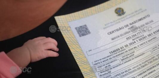 Justiça autoriza bebê indígena a ser registrado com três pais em Rondônia