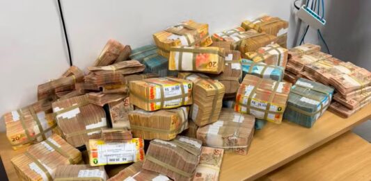 PF apreende R$ 2 milhões em dinheiro vivo com dupla escoltada por seguranças armados em Rondônia