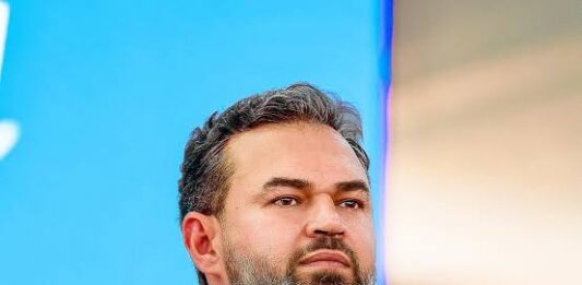 Nem no próprio nome: candidato recorre a “Bolsonaro” para tentar se apresentar ao eleitor