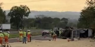 Bebê de 7 meses morre após ser arremessado de caminhão