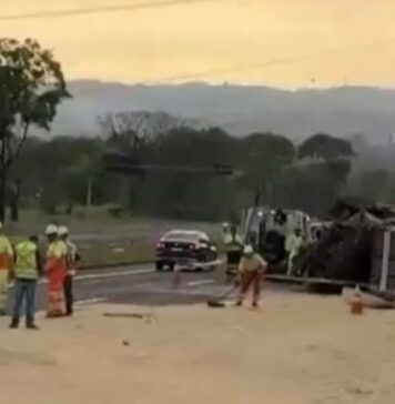 Bebê de 7 meses morre após ser arremessado de caminhão