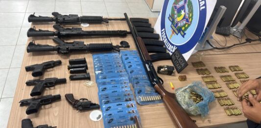 Arsenal com fuzis, pistolas e 646 munições é encontrado em caminhão em Vilhena