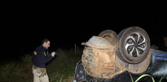 Capotamento na BR-364 deixa uma mulher morta e outras duas pessoas gravemente feridas