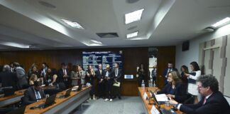 Comissão aprova MP da taxa das blusinhas: texto segue a plenários