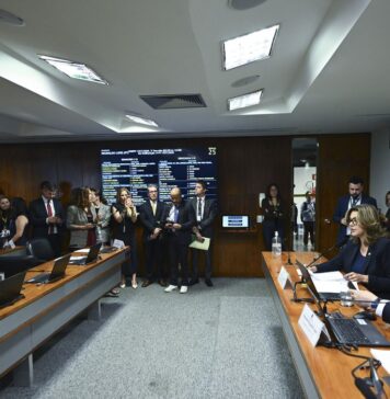 Comissão aprova MP da taxa das blusinhas: texto segue a plenários