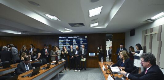 Comissão aprova MP da taxa das blusinhas: texto segue a plenários