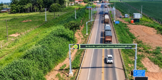 Caminhoneiro é orientado sobre isenção por eixo suspenso na BR-364