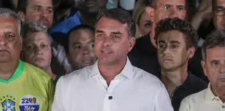 Aeronave com Flávio Bolsonaro e família pousa nos Estados Unidos