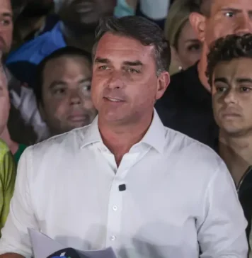 Aeronave com Flávio Bolsonaro e família pousa nos Estados Unidos