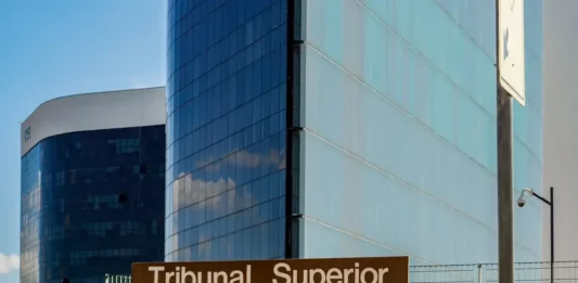 Condenado por lesão corporal contra mulher fica inelegível, decide TSE