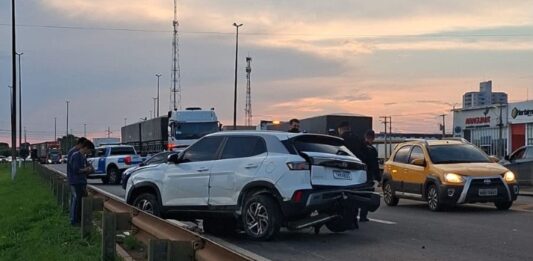 Motorista fica ferida após carro bater de frente com carreta na BR-364