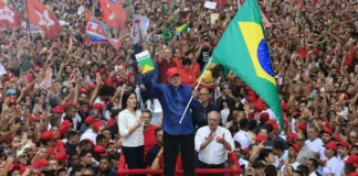 Lula é reeleito presidente do Brasil em virada histórica